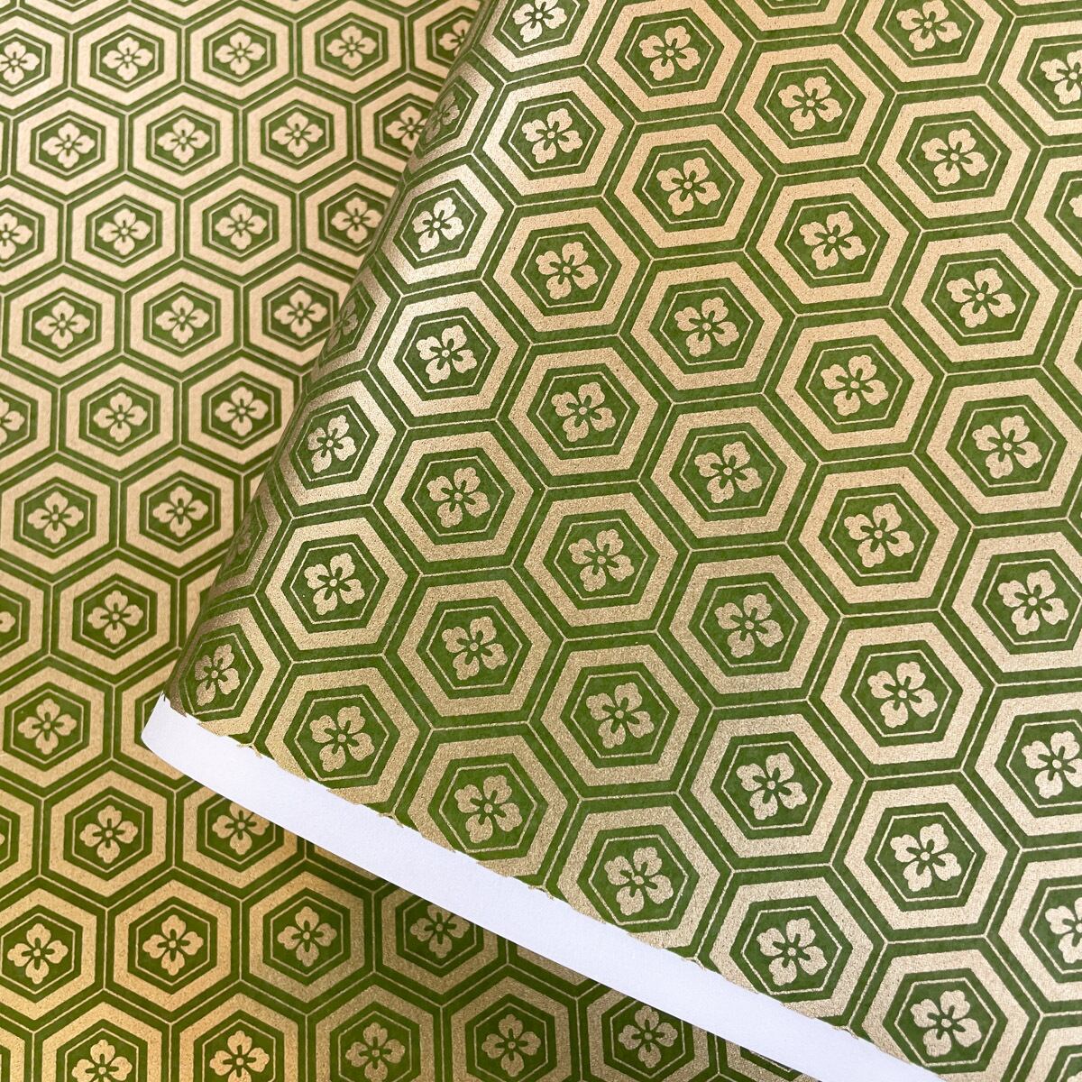 金色が華やかな加賀友禅 和紙 亀甲花菱 緑 抹茶色 大判 約63x93cm