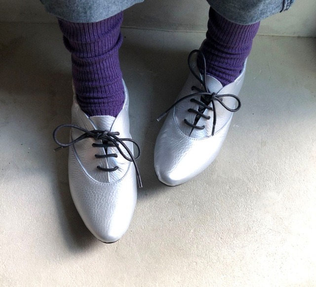 ＜バブーシュとしても◎＞かかとのゴムで履きやすく、キレイに決まるマットシルバーレザーシューズ