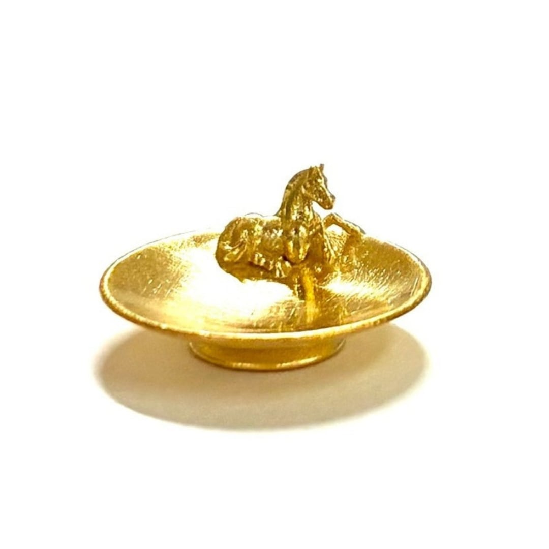 【超早割価格】【年内に届く】純金の午年のお守り「杯と馬」約1g。「令和八年」「干支シリーズ」。