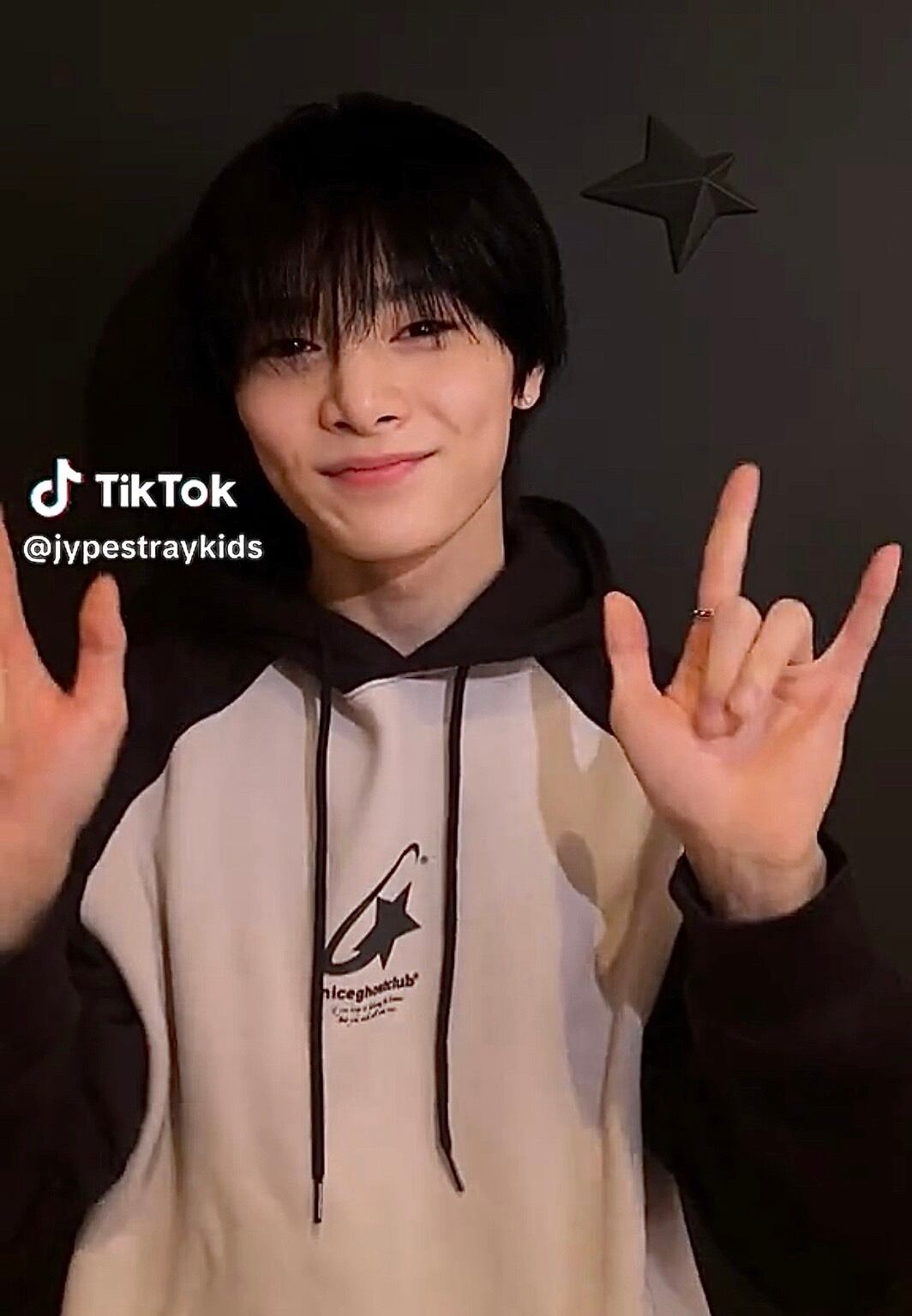 ☆Stray Kids アイエン 着用！！【NICEGHOSTCLUB】SHOOTING STAR LOGO
