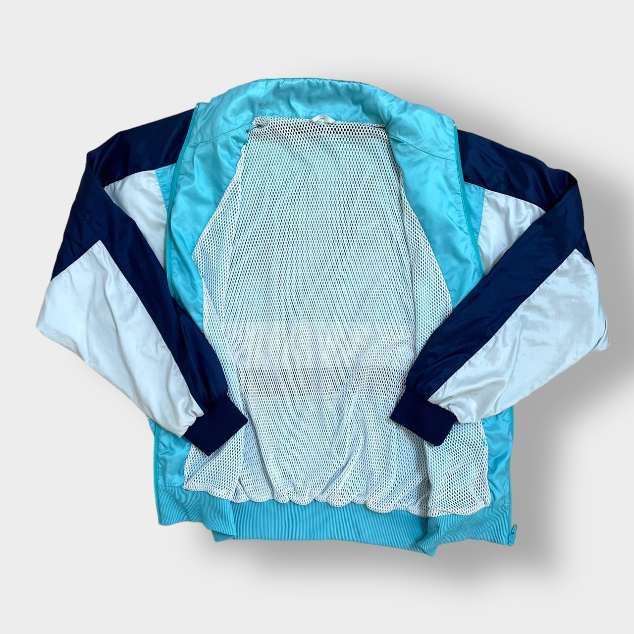 【adidas】80s ブルゾン ジャンパー ナイロンジャケット トラックジャケット 万国旗タグ アディダス 企業系 企業ロゴ アーチロゴ バックプリント マルチカラー 切替 ラグラン ヴィンテージ us古着