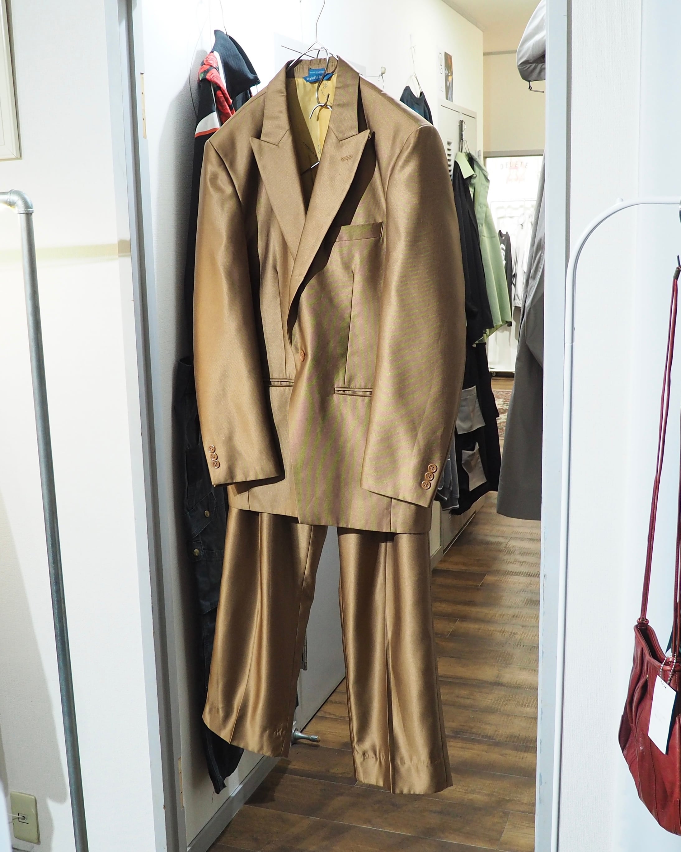 セットアップ、テーラードジャケットご購入のお客様にプレゼント