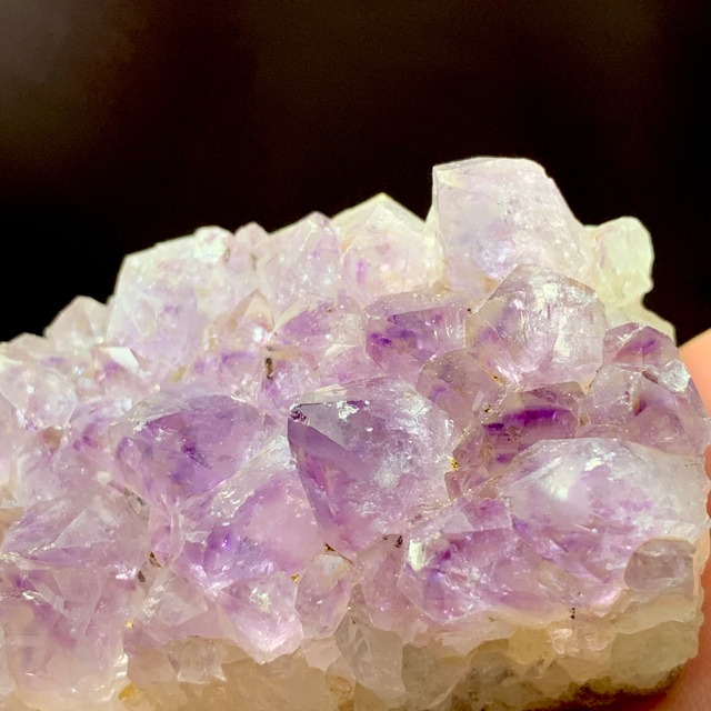 4.ウルグアイ産アメジストクラスターに住み着いているフローライトハリネズミさん