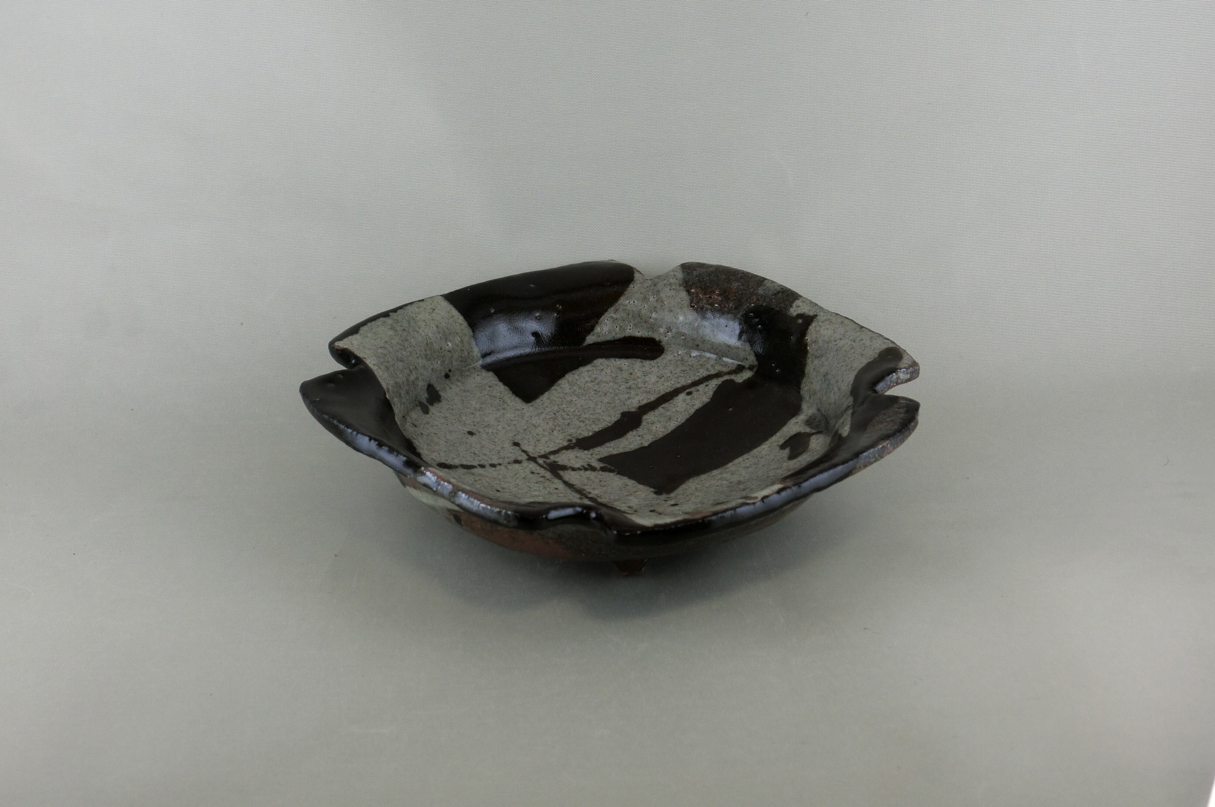 黒織部隅切　六寸鉢