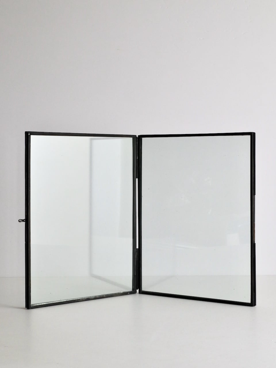 【訳ありセール】フォルデッドフォトフレーム L ブラック(25.5cm)|【B-Grade SALE】Danta Folded Frame Large – Black – NKUKU