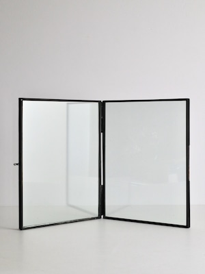 【訳ありセール】フォルデッドフォトフレーム L ブラック(25.5cm)|【B-Grade SALE】Danta Folded Frame Large – Black – NKUKU