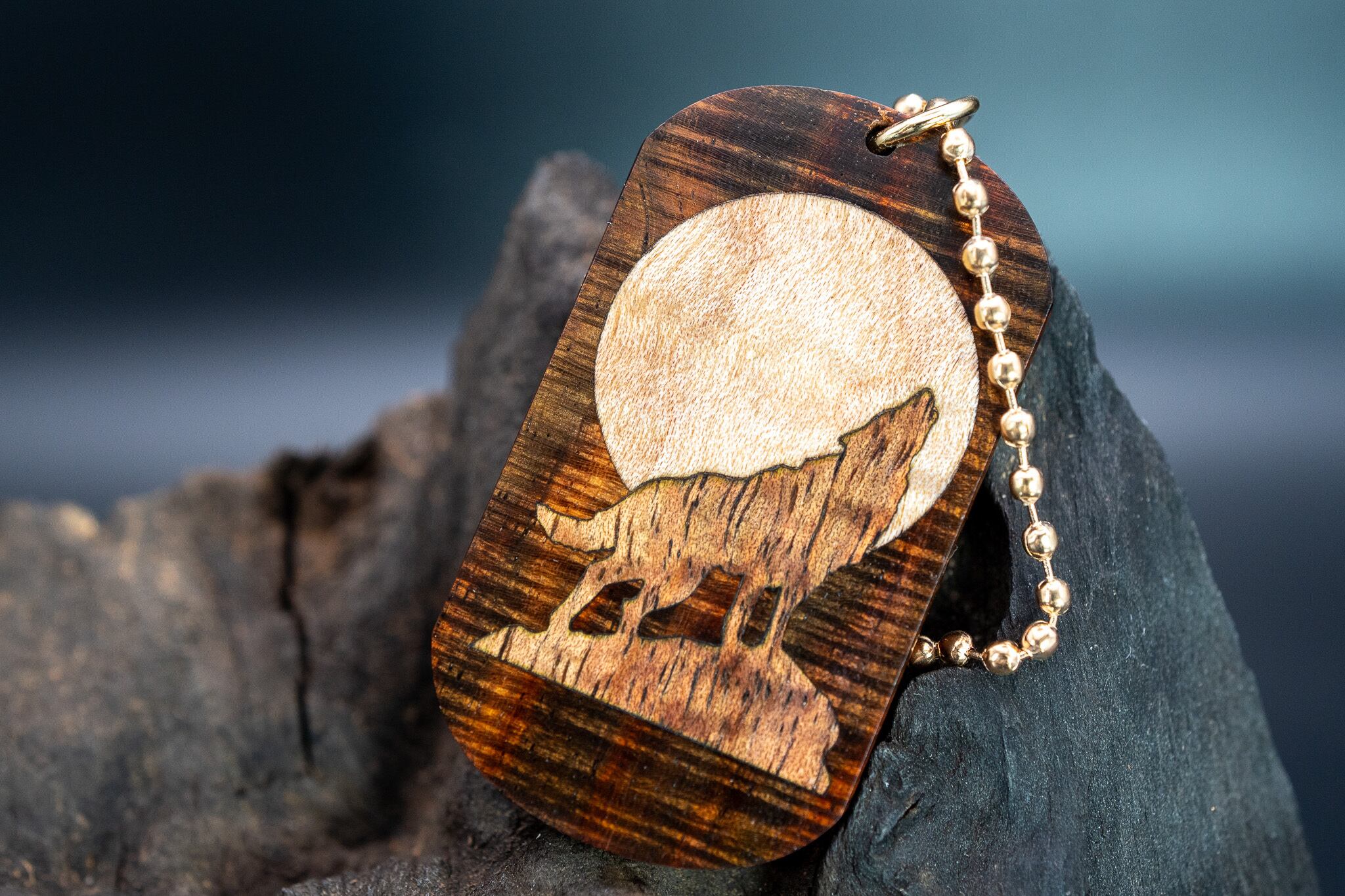 【21世紀最高峰の材】サイアミーズローズウッド マイクロカーリードッグタグ 象嵌 月と狼