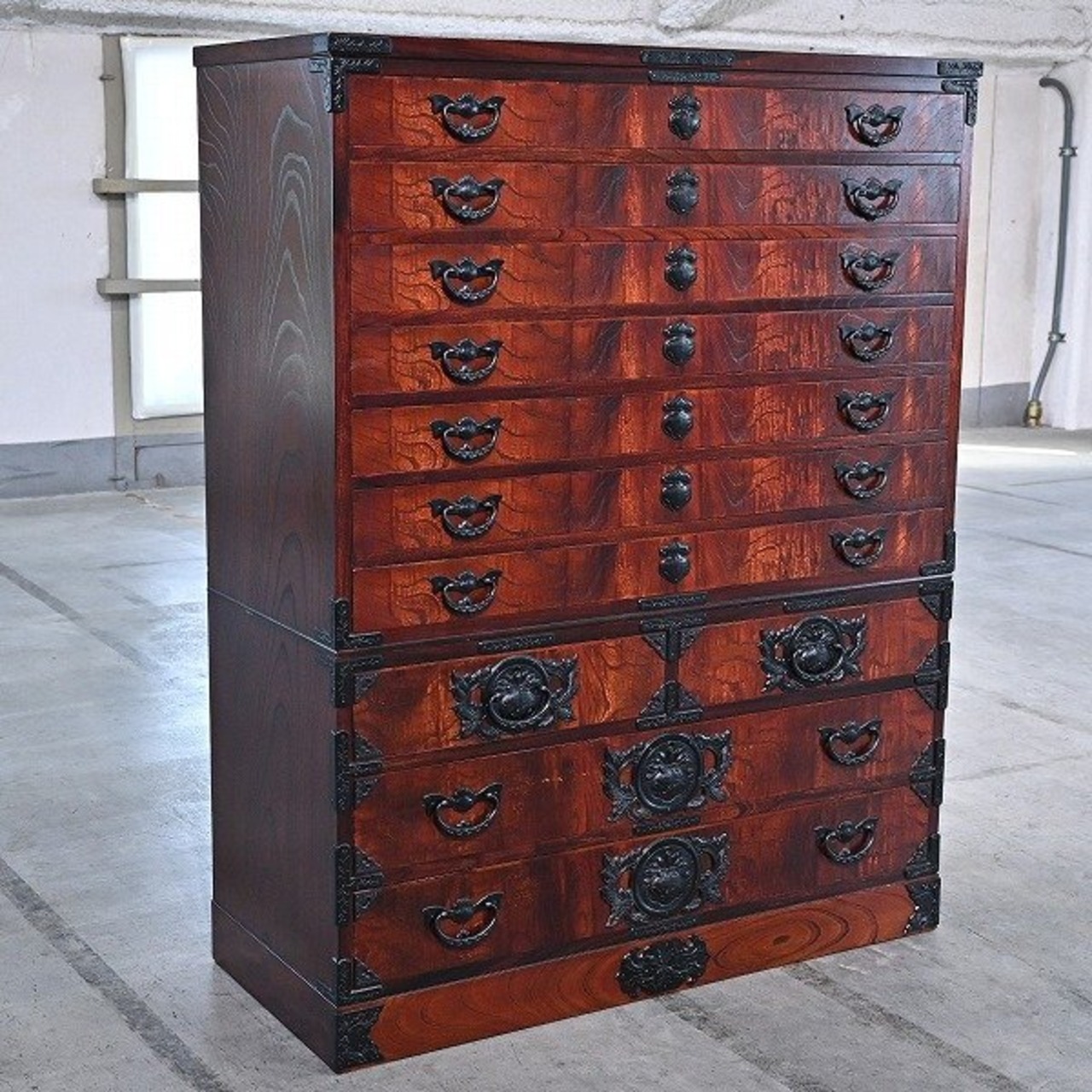 岩谷堂箪笥 60万「No.973」衣装タンス 欅材 拭漆塗り 南部鉄器金具 桐紋様 ケヤキ チェスト 伝統 民芸 着物 洋服 桐箪笥リビング 寝室 書斎【中古家具/中古インテリア/USED家具ユーズド家具/リサイクル】