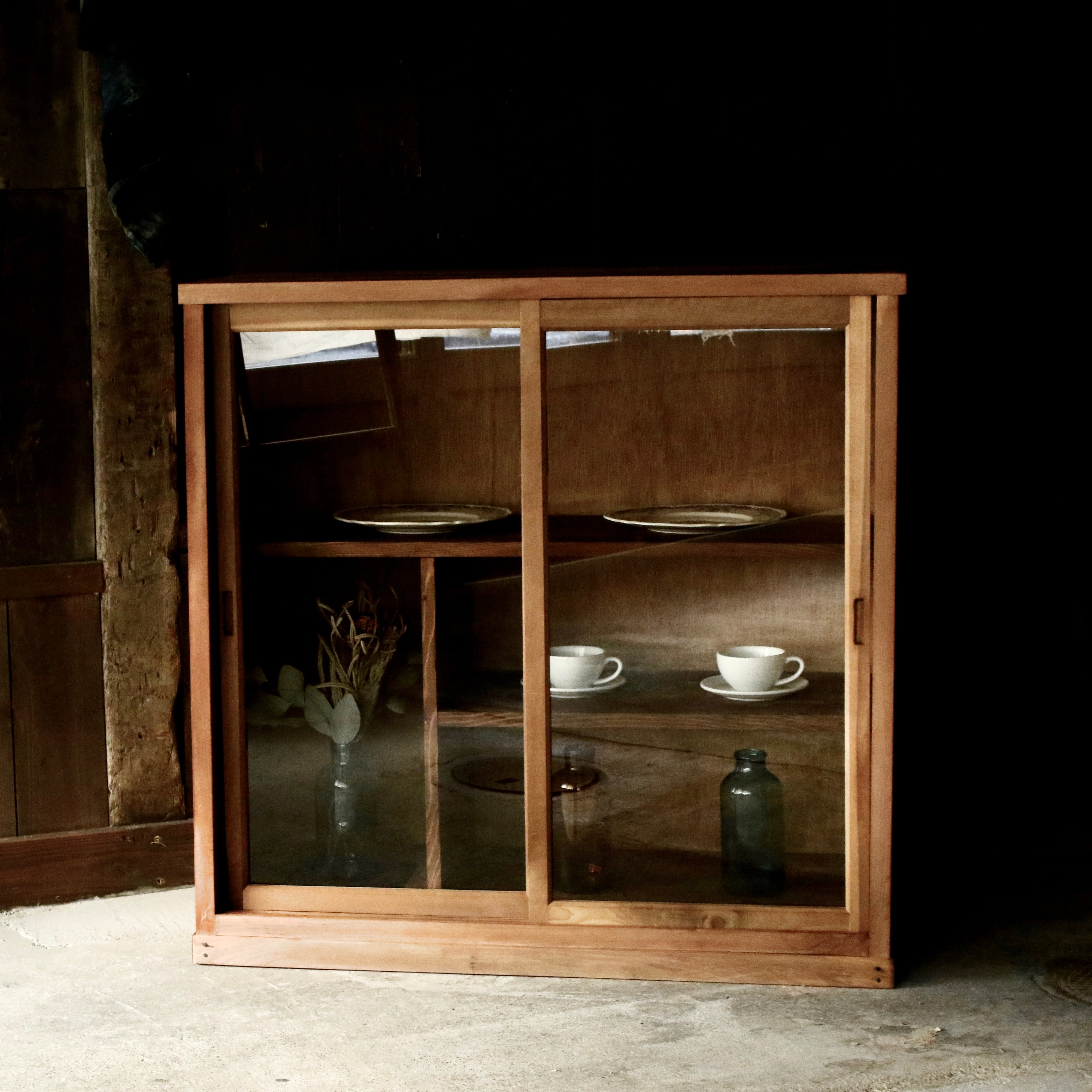 ガラス戸棚《古家具 食器棚 ショーケース 飾り棚》