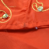 ベリーダンス 衣装 ハリージドレス オレンジ系 スパンコール ビーズ 橙 黄 金 ガラベーヤ ワンピース ドレス 爽やか 羽織り 民族舞踏 ダンス衣装 刺繍 ステージ衣装 華やか 鮮やか 豪華 装飾 明るい 透け感 ゴールド系 イエロー系