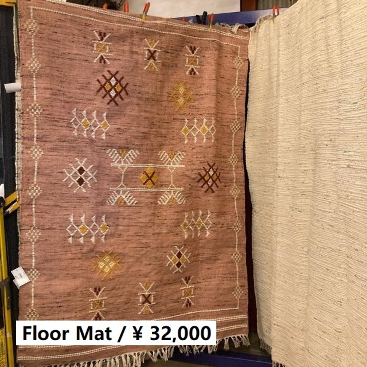 TOPANGA Homefurnishing　トライバルエンブロイダリーウールフロアラグマット　ピンク　140×200cm　フロアマット　羊毛　刺繍　二人掛けソファ