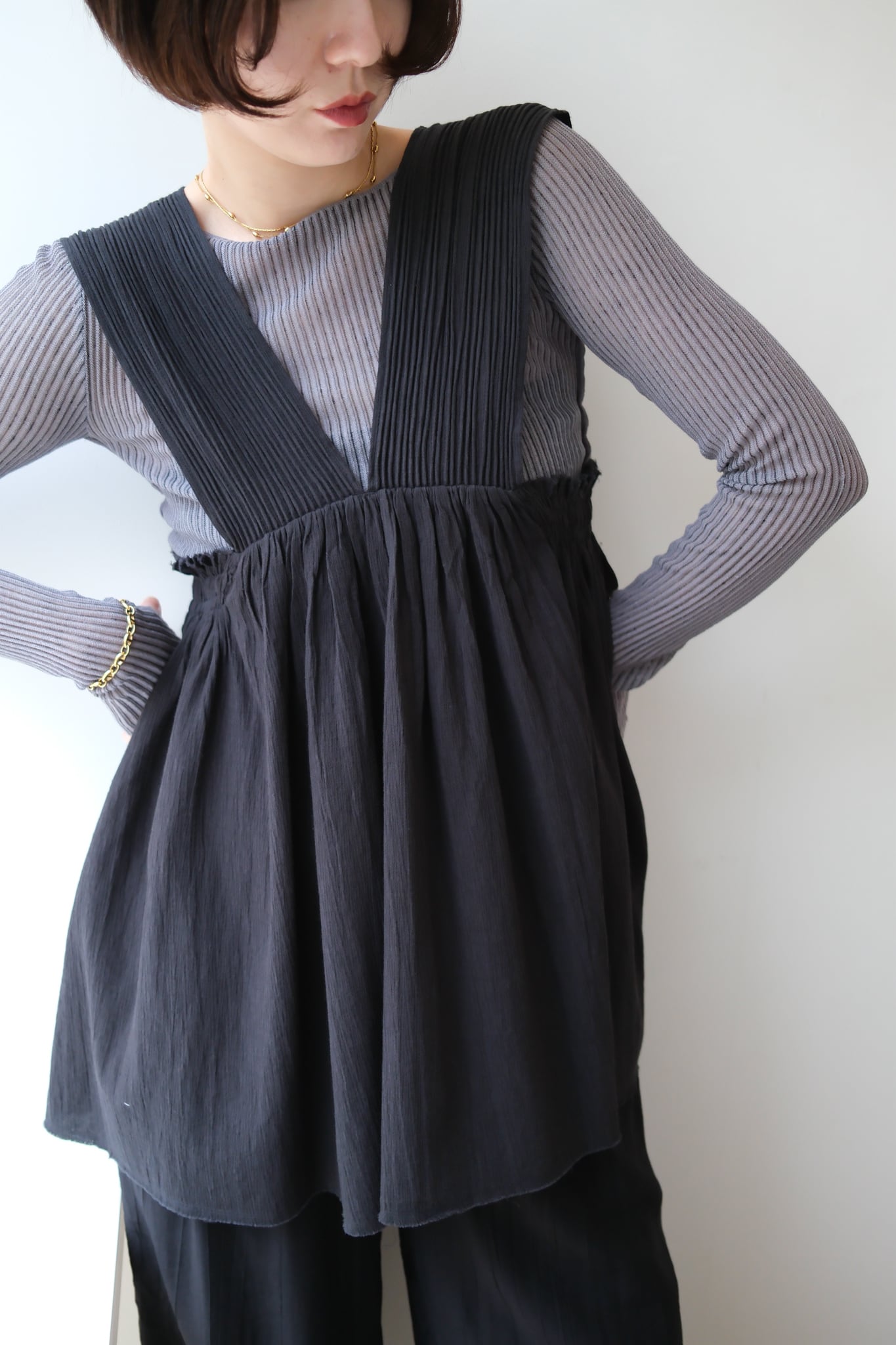 Hella cotton crepe gather top コットンクレープギャザートップス