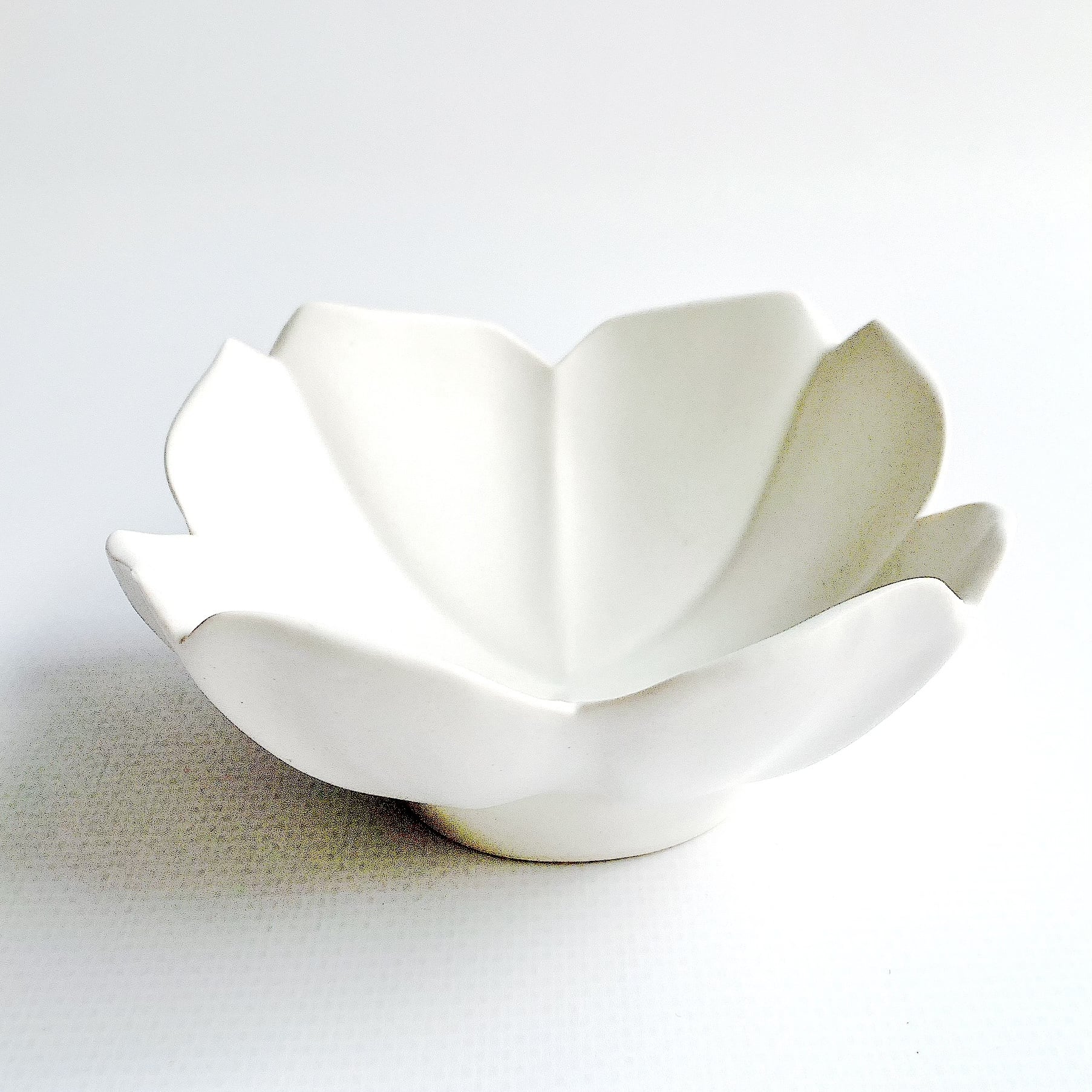 臼杵焼 稜花小鉢 白 White 4枚セット 臼杵焼 稜花四弁小鉢 | Floraison Table フロレゾンテーブル