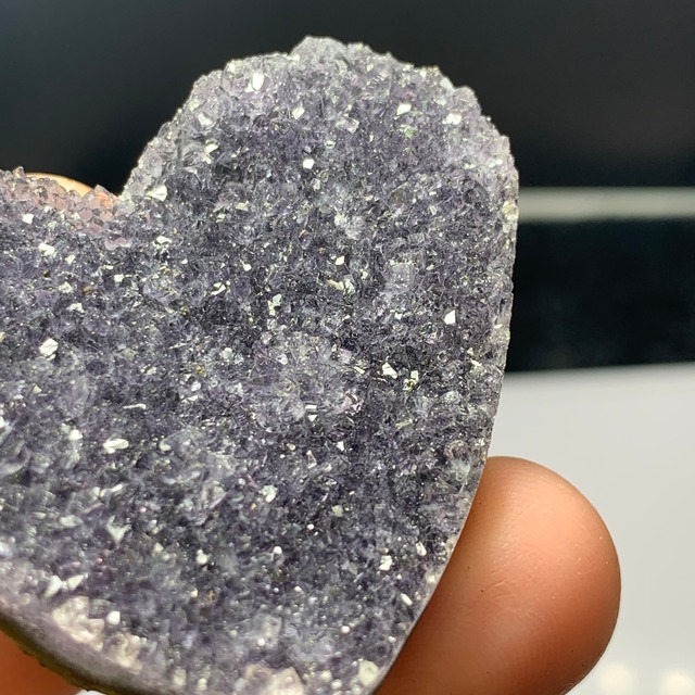 9.変わった色合いハートブラックアメジストクラスター