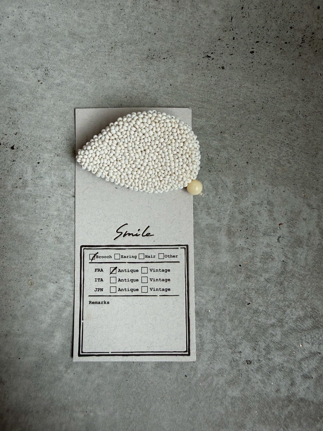 装身具「SmiLe」 №16 antiquebeadsブローチ・花びら