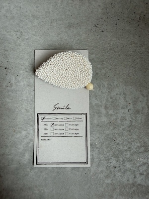 装身具「SmiLe」 №16 antiquebeadsブローチ・花びら