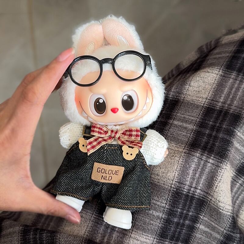 どんな角度からも可愛い! Labubu 17cm リボン付き白ニット&熊ボタンオーバーオール セット フルコーデ 着せ替え こだわりディテール the monsters1.0 2.0 3.0用