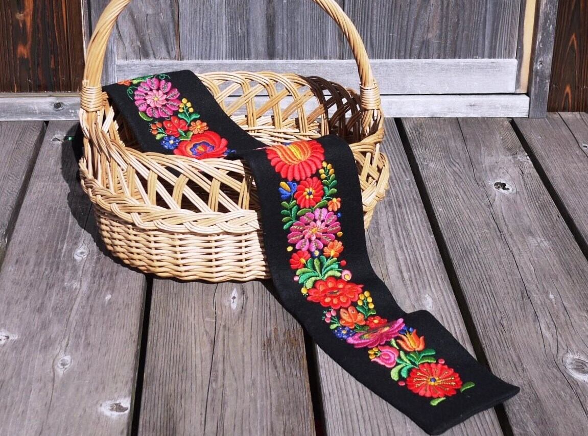 マチョー刺繍 黒のタペストリー MATYO ハンガリー伝統工芸 カロチャ