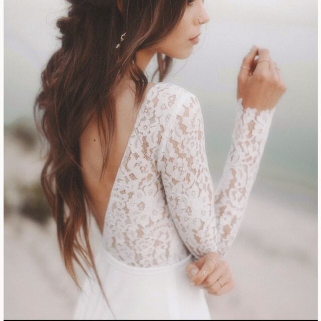 大好評中！ レースウェディングドレス トレーン 背中見せ Vネック  