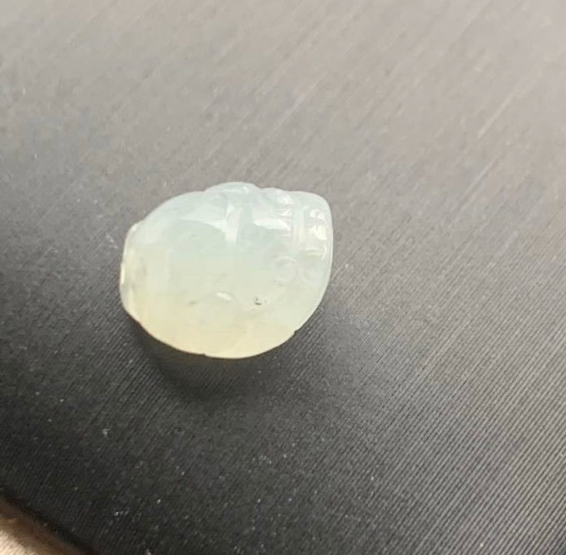 本翡翠玉 彫刻 ミャマー産 黄色 天然石 希少 高品質 無着色 ミャンマー