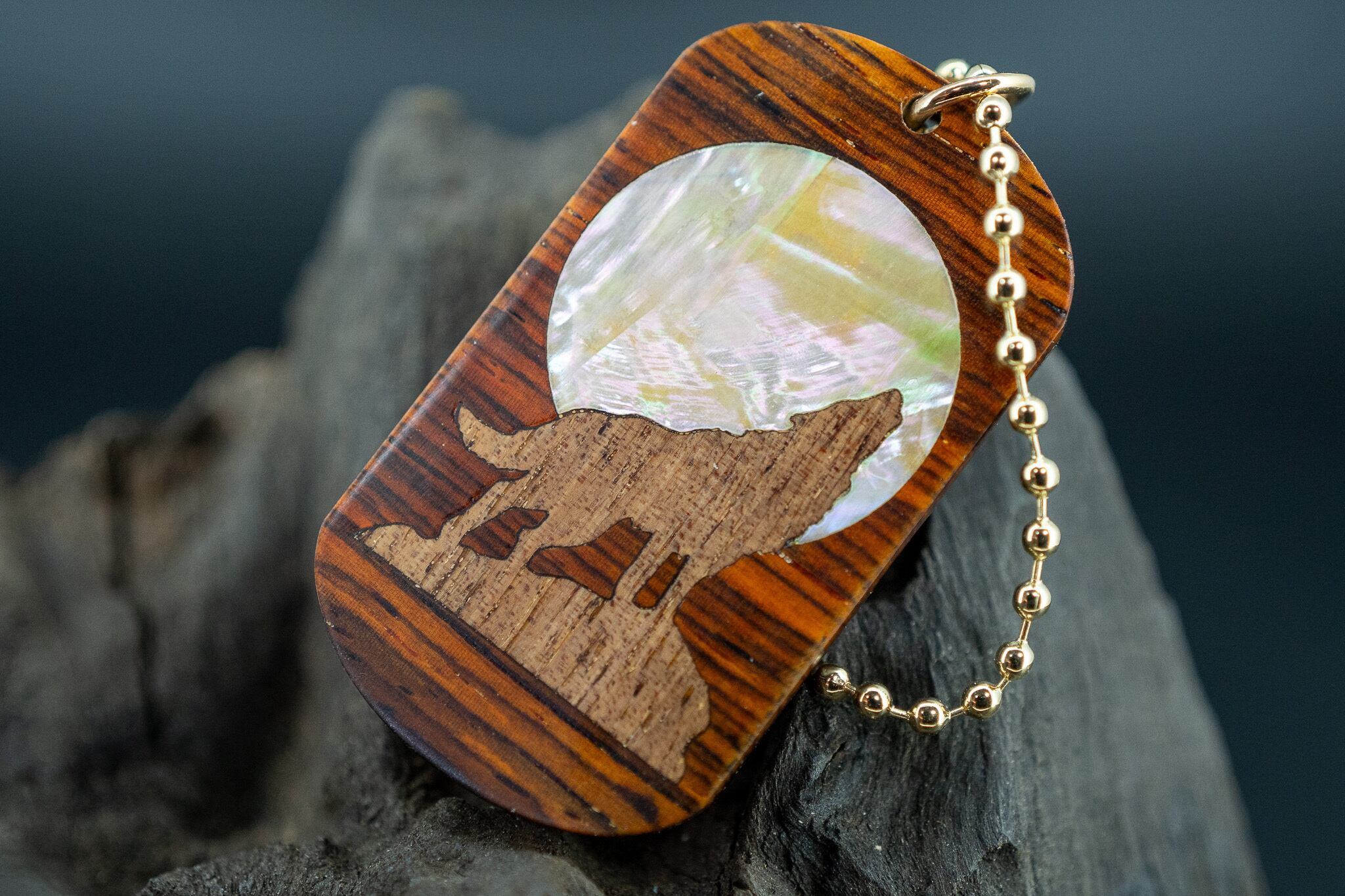 【 エスニックなローズウッド 】ココボロ ドッグタグ 象嵌 月と狼