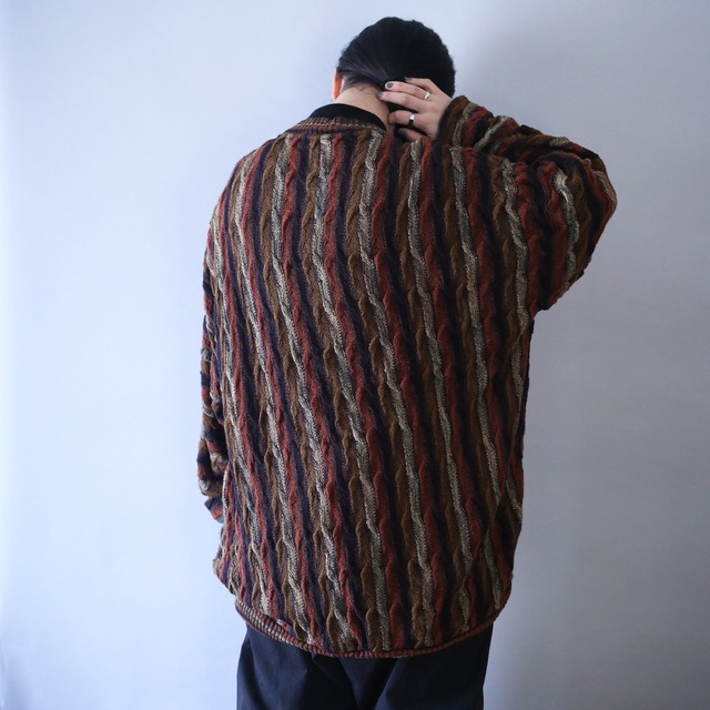 good coloring "3D" wave knitting pattern over silhouette sweater
