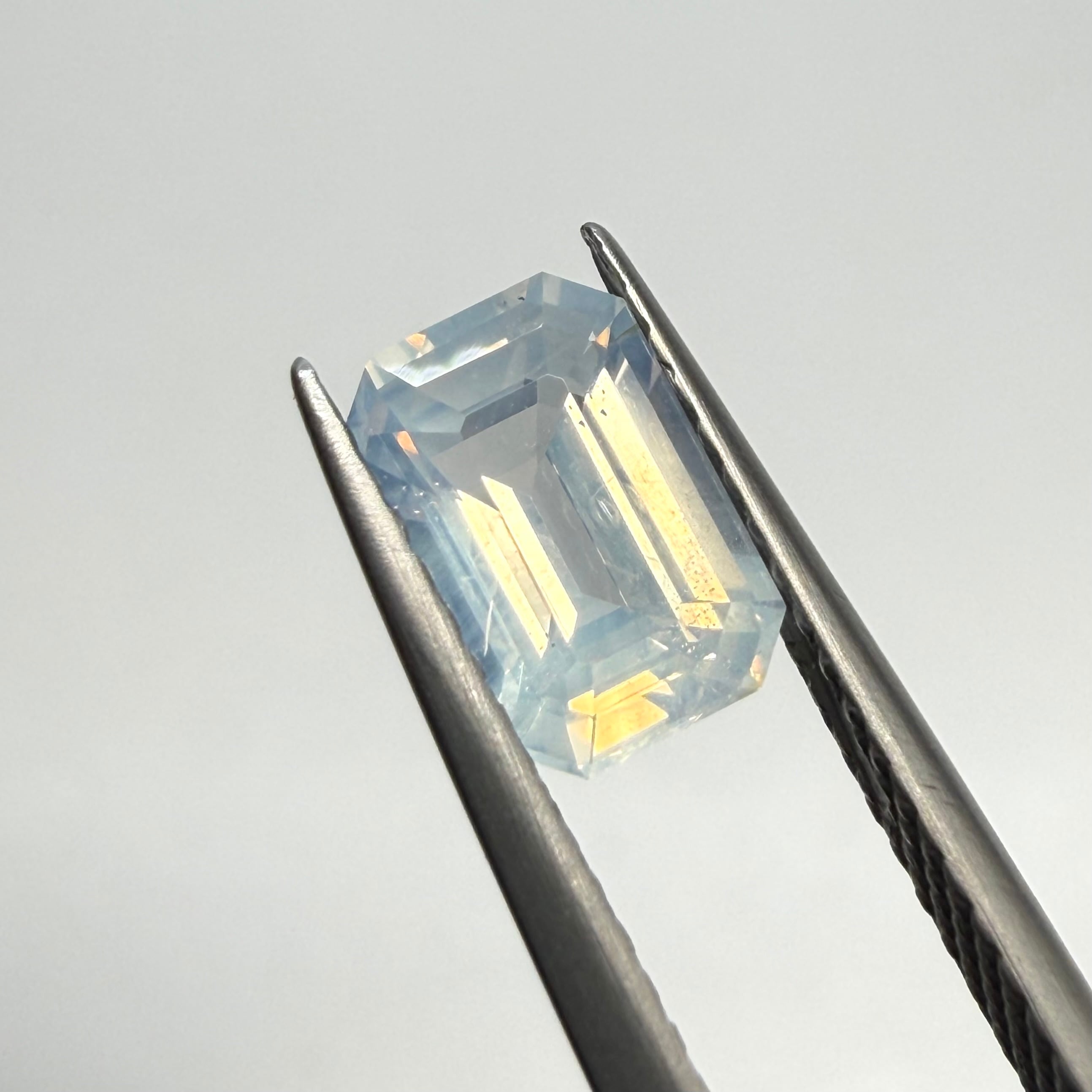 オーロラのようなシルキーホワイトサファイア