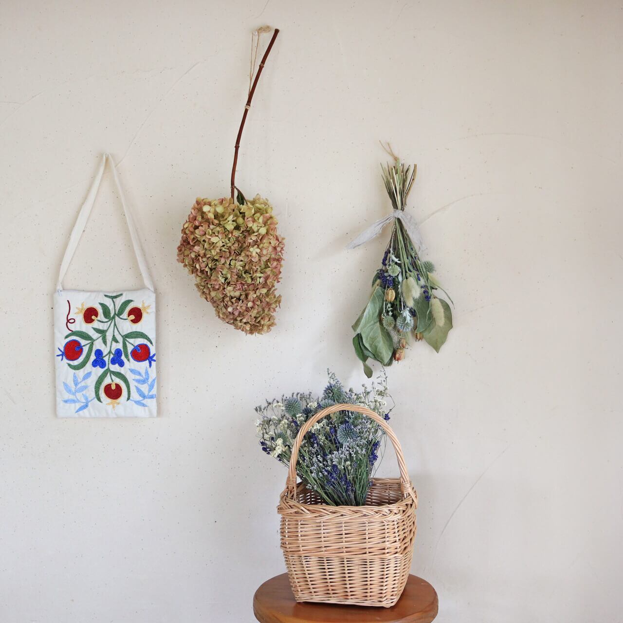 ドライフラワーブーケ風スワッグ  ブーケ　ホワイトグリーンにラベンダーブルー 1点もの】富良野ラベンダーとグリーンのシンプルスワッグ