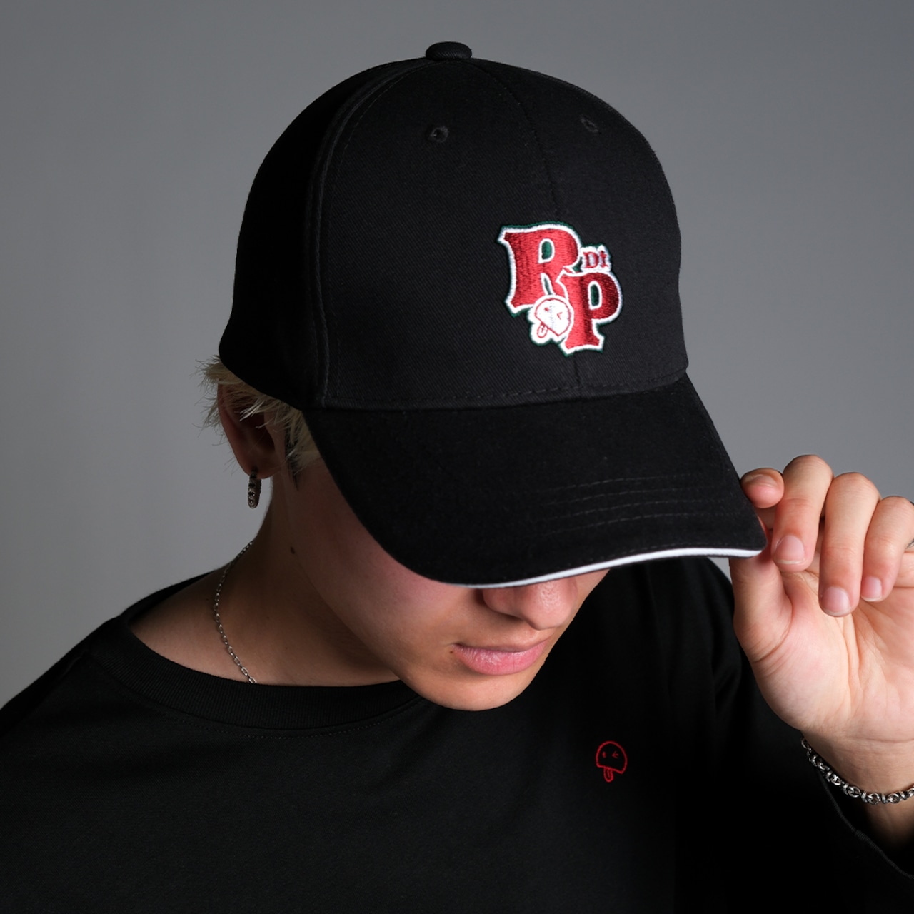 ロゴ刺繡キャップ