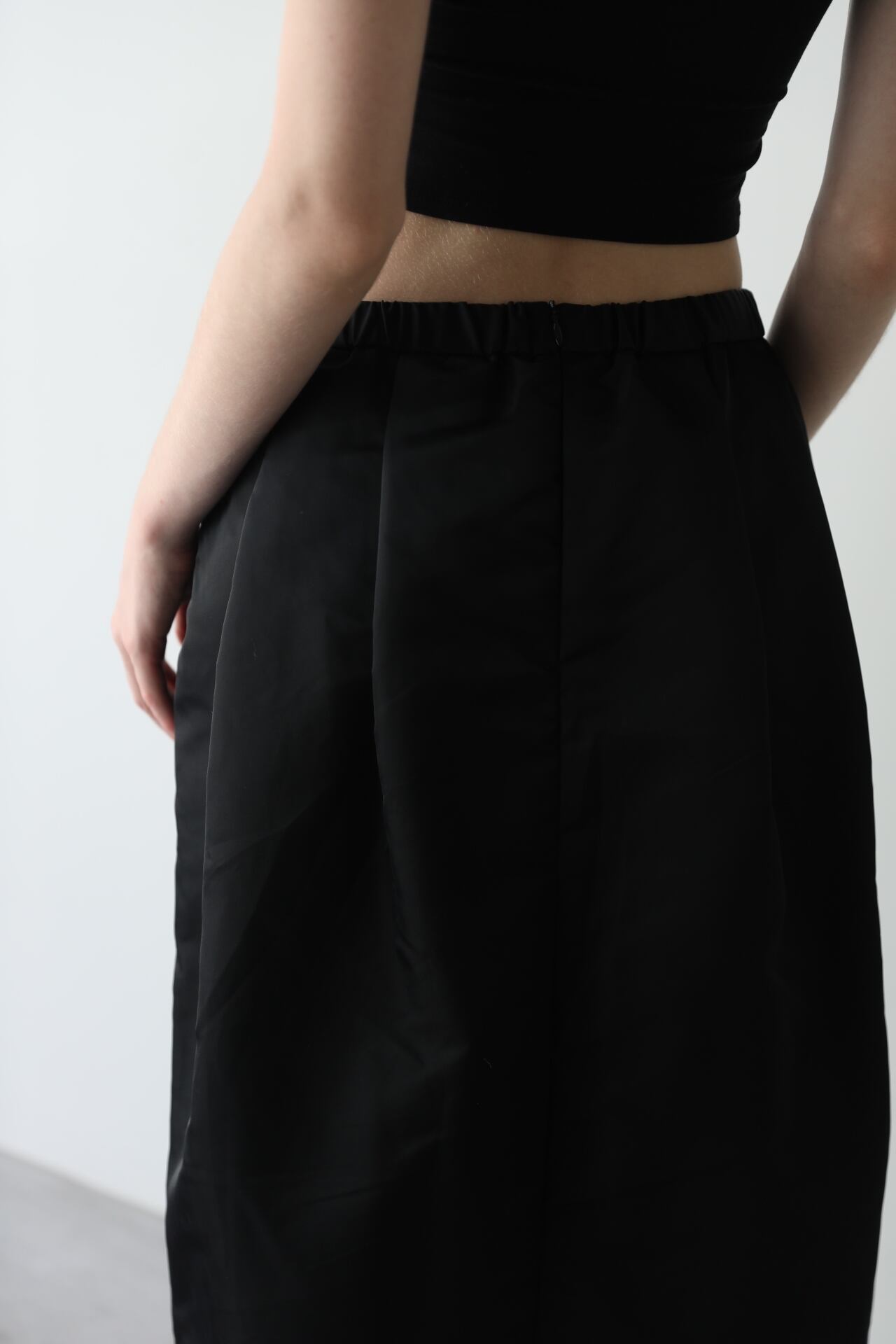cocoon satin memory skirt (black) | e L L a