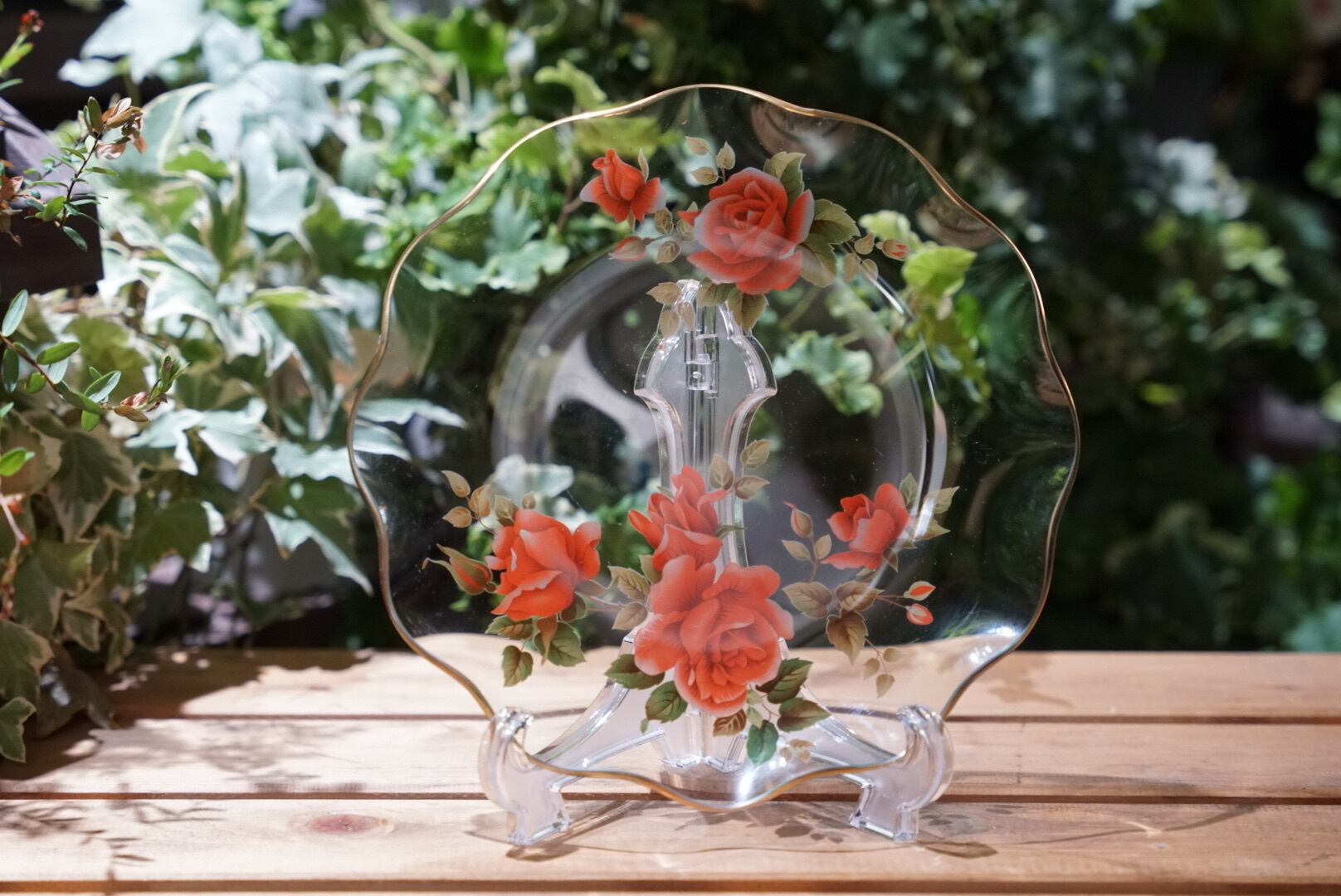 花のモチーフが可愛らしいガラスのプリント皿