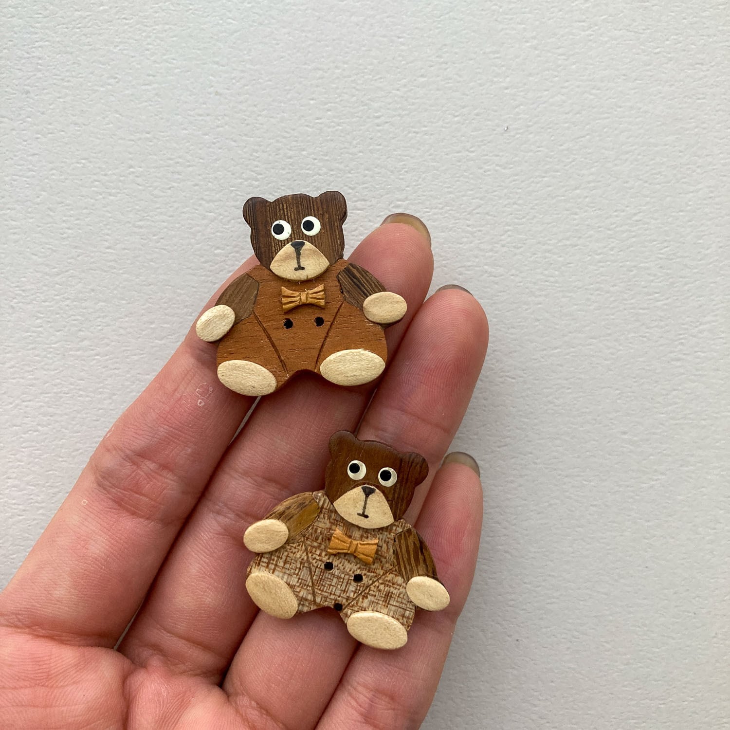 最終入荷〉木製蝶ネクタイくまちゃんのフランスボタン | Dua