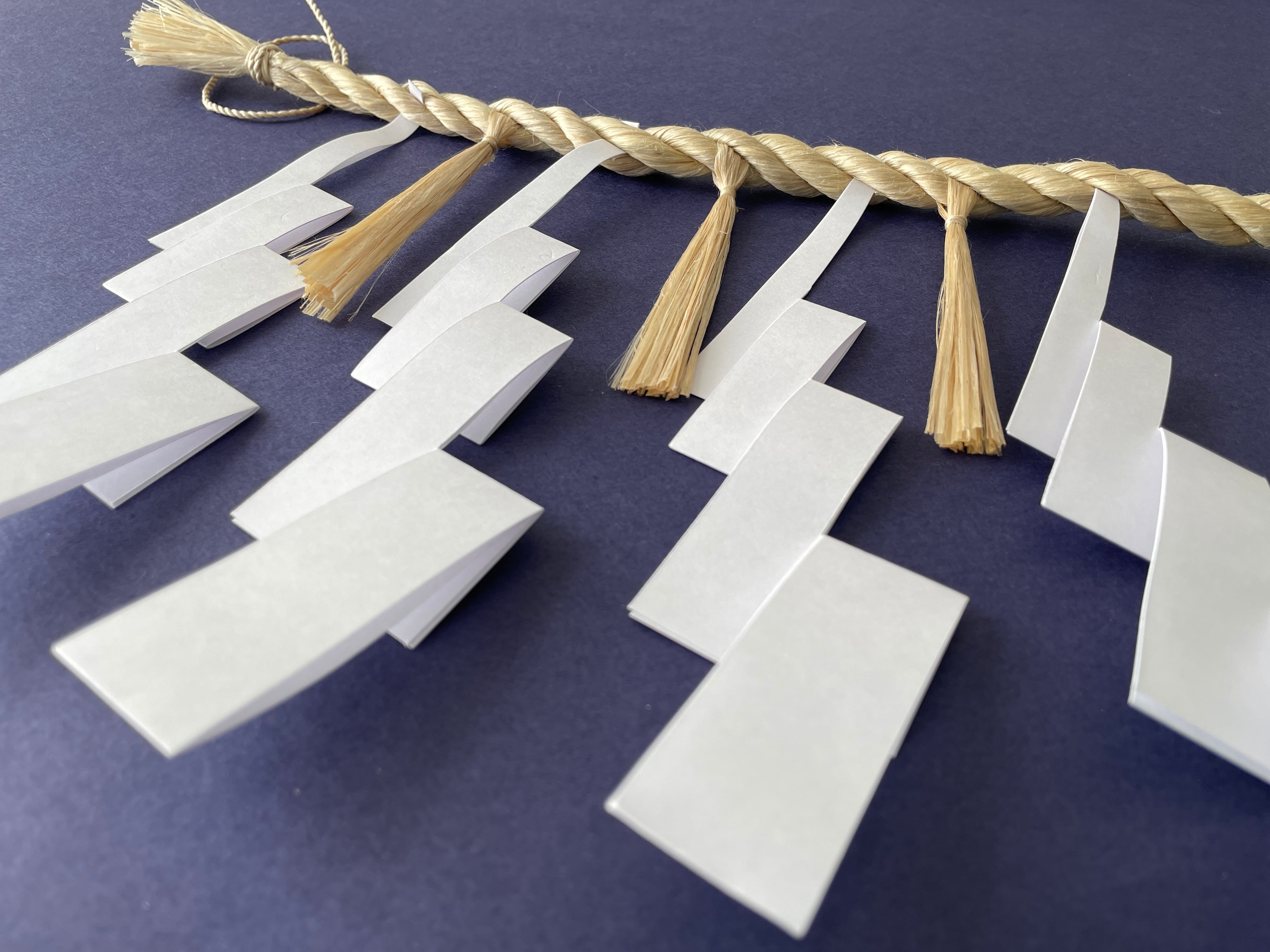 小さなしめ縄シリーズ 神具 しめ縄 御幣付 8寸 小 | お仏壇のはせがわ公式通販