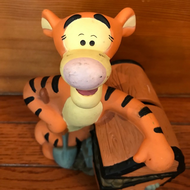 ディズニーのキャラクター ティガー Tigger のフィギュアでディズニー貯金箱 ビンテージのアメリカン雑貨でインテリアです Honey Antique ヴィンテージ アメリカン雑貨 アンティーク アメトイ インテリア小物 ミールトイのお店