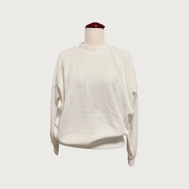 ダイヤ型の型押しが特徴 大人可愛いトップス ラグラントレーナー｜ホワイト｜画像1