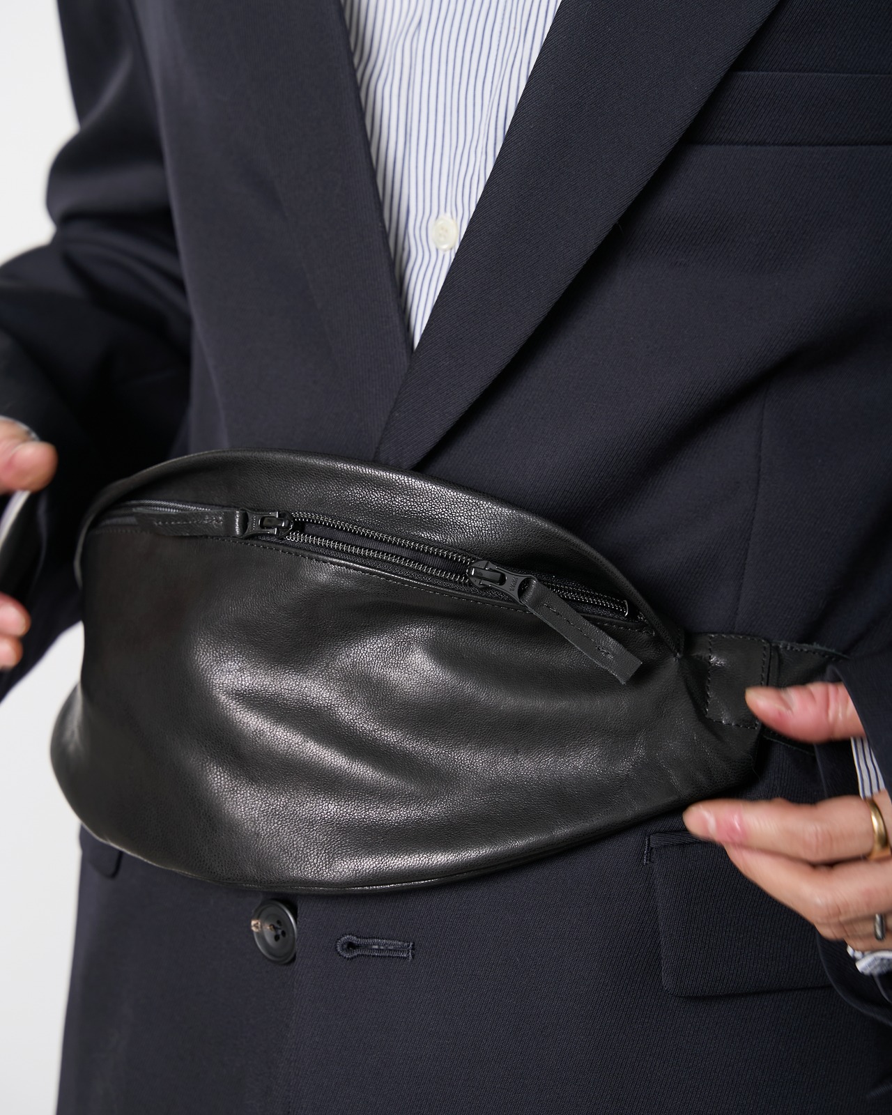 ssstein "LEATHER SLING BAG"