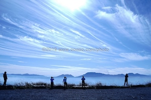 雲海に囲まれた阿蘇山の風景