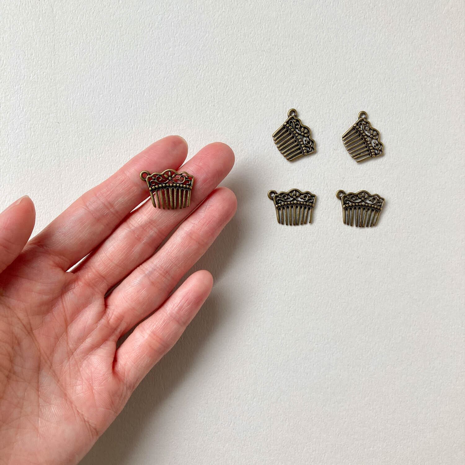 アンティーク風 エレガントコームのチャーム | Dua-アクセサリーパーツ