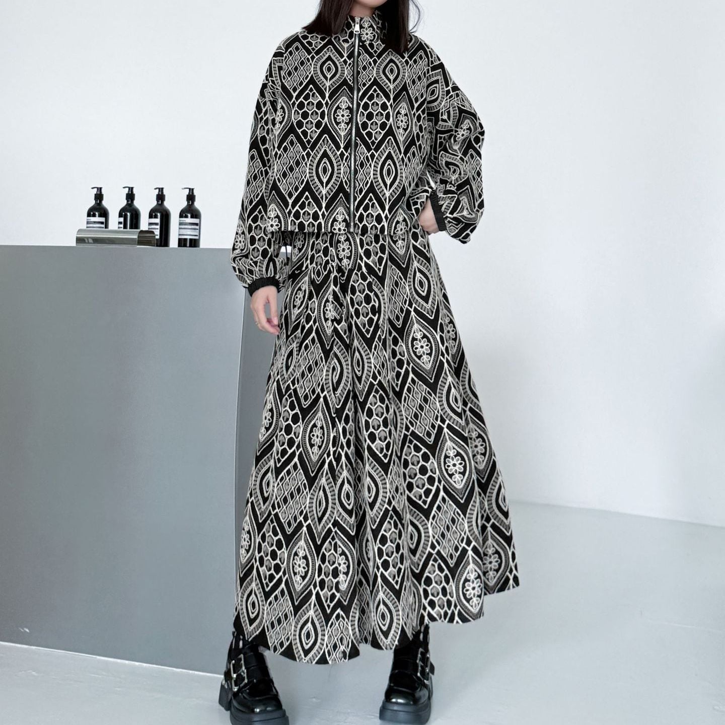 EMBROIDERED STAND COLLAR FULLZIP TOP & A-LINE LONG SKIRT 1color M-15149