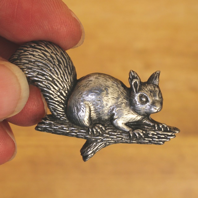 ［brown pewter］リスのピューターブローチ