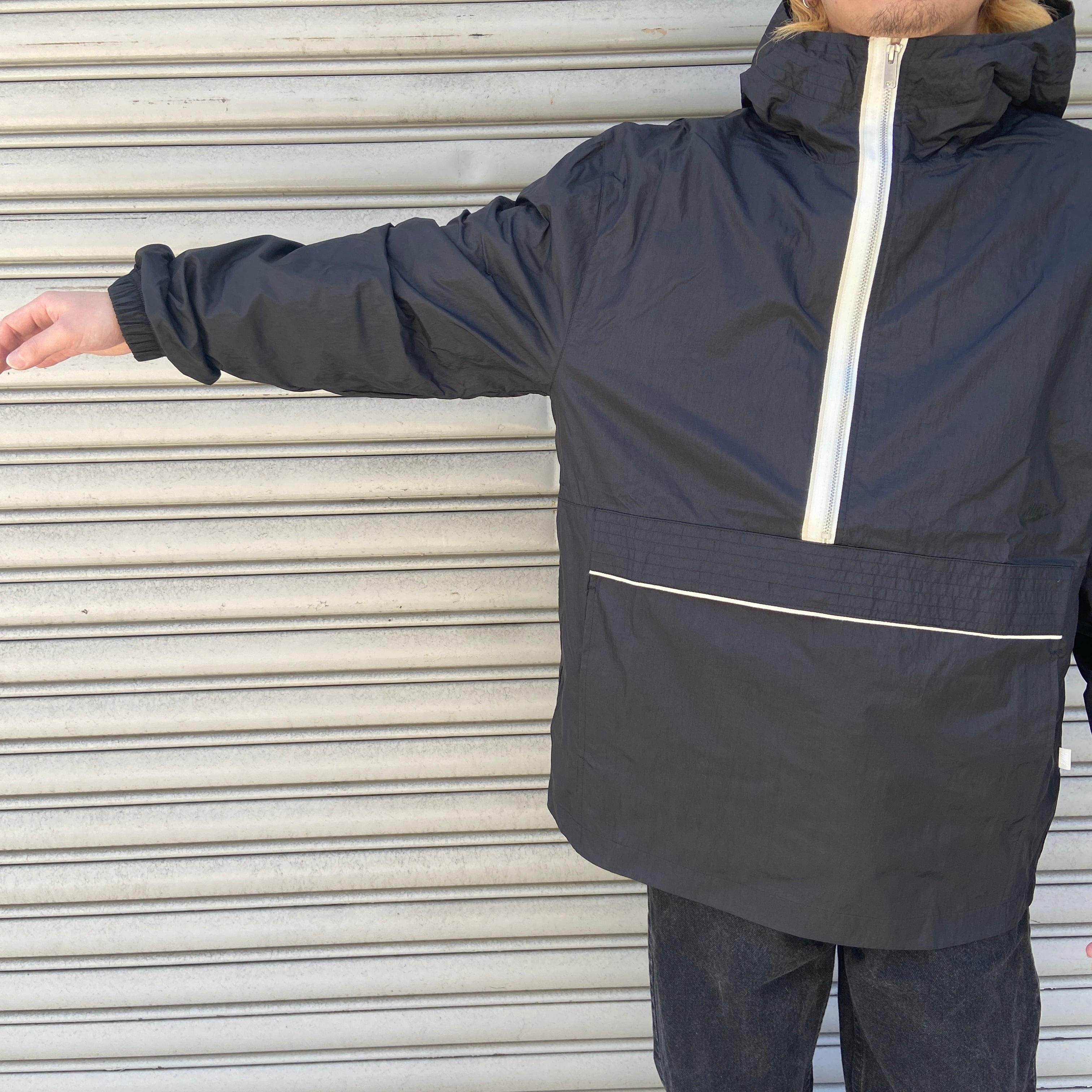 送料無料』新品タグ付き NIKE アノラックパーカー 黒M ナイロン