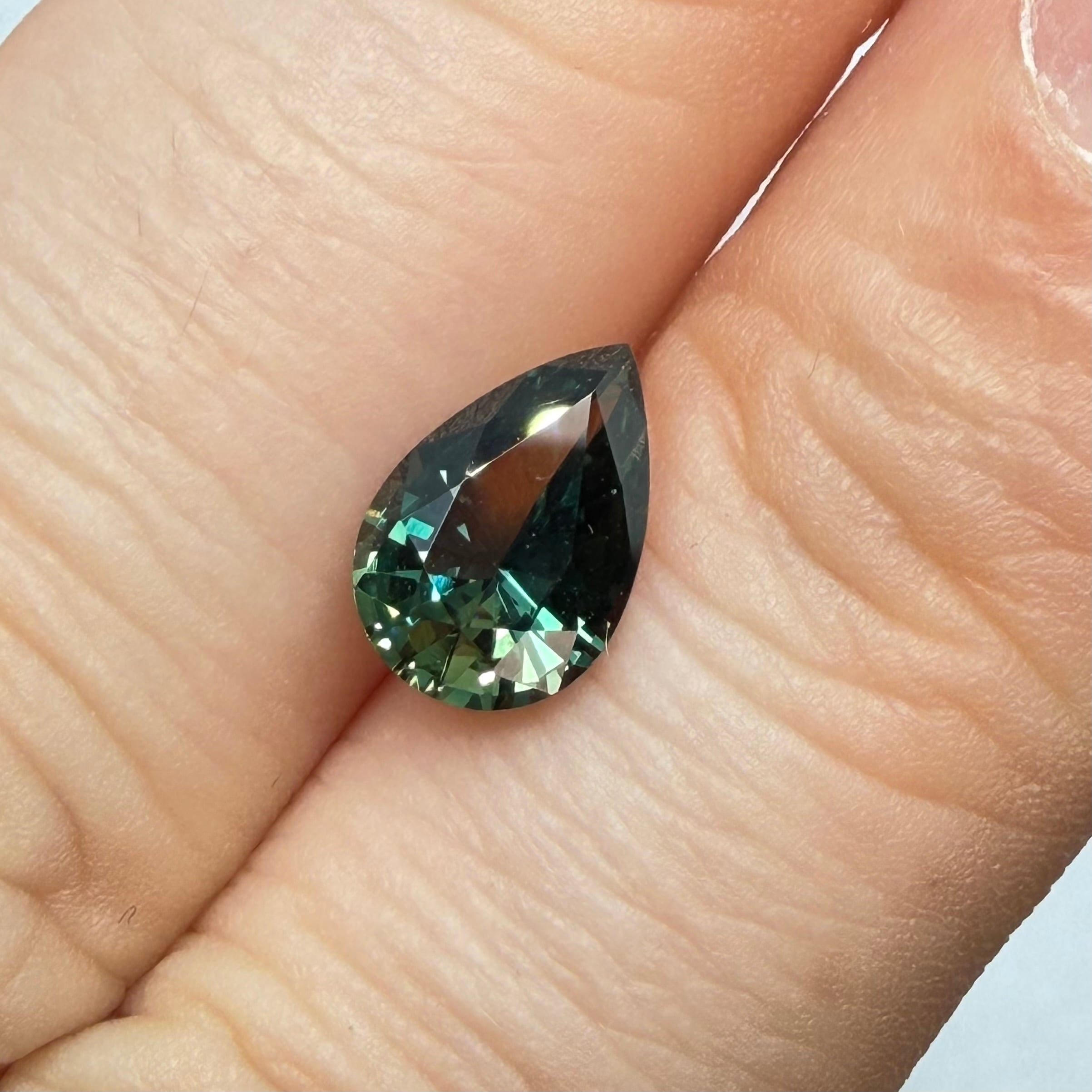 様々な色が見えるティールサファイア