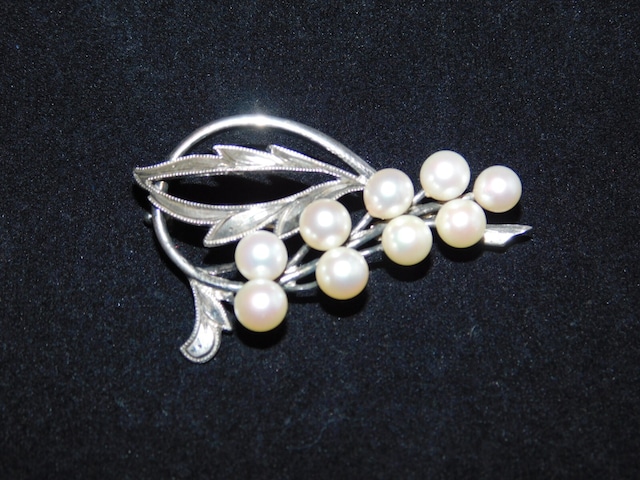 白色のブローチ（ビンテージ ）white color vintage brooch