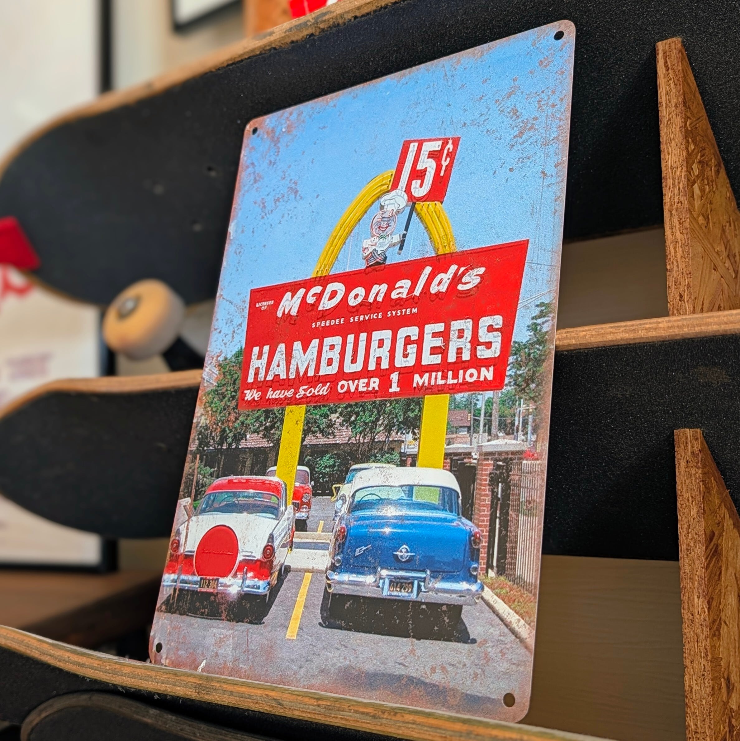 送料無料!ちょうどいいブリキ看板【 McDonald's( マクドナルド )】『 デスプレーンズ フランチャイズ1号店 』METAL SIGN / メタルサイン / ブリキ看板 / サインボード / ビンテージ加工 〚アメリカン雑貨 アメトイ〛