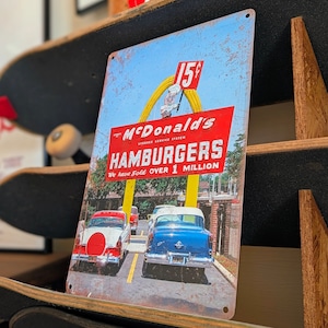 送料無料!ちょうどいいブリキ看板【 McDonald's( マクドナルド )】『 デスプレーンズ フランチャイズ1号店 』METAL SIGN / メタルサイン / ブリキ看板 / サインボード / ビンテージ加工 〚アメリカン雑貨 アメトイ〛