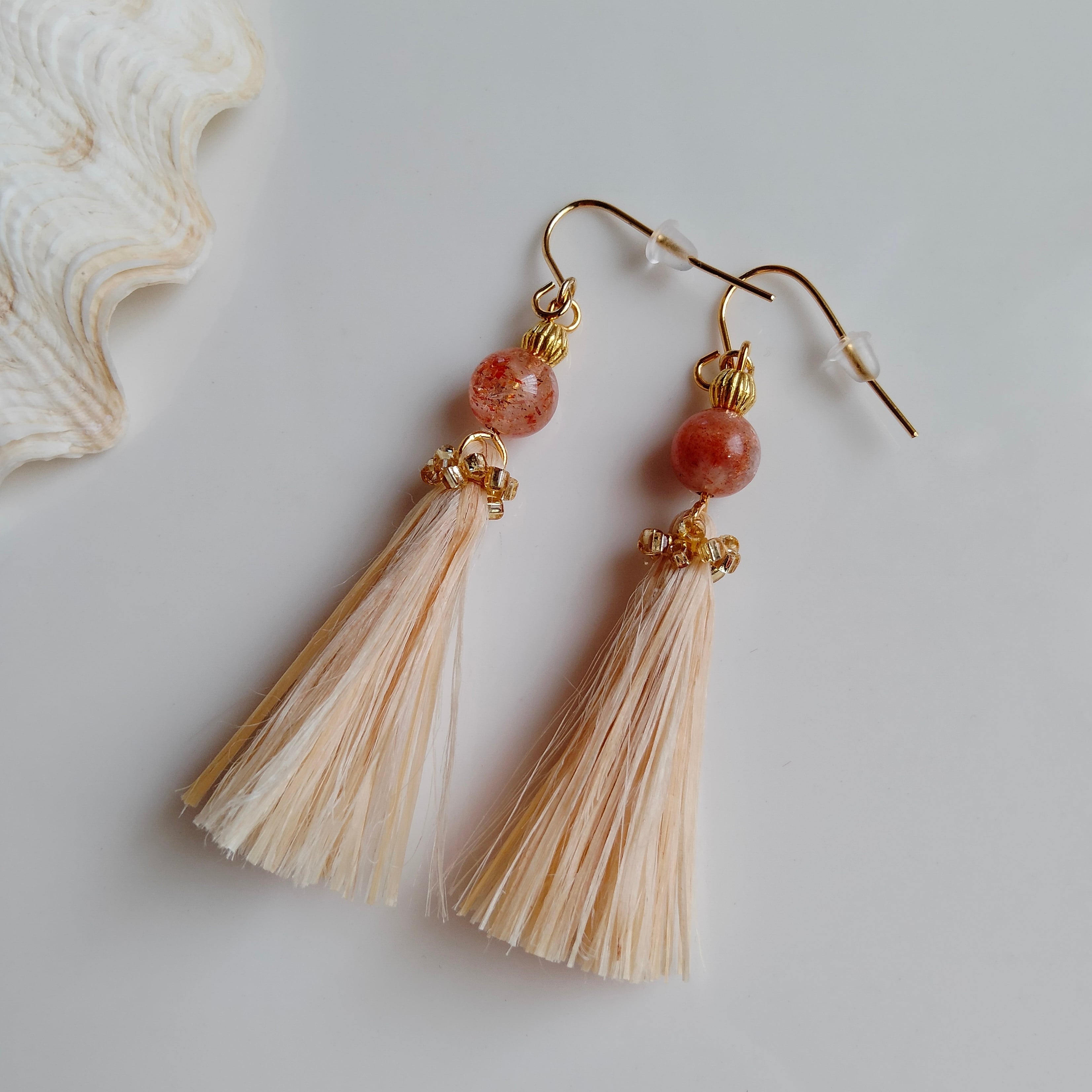 テラ✳天照] サンストーン精麻タッセルピアスゴールドビーズ刺繍◇太陽