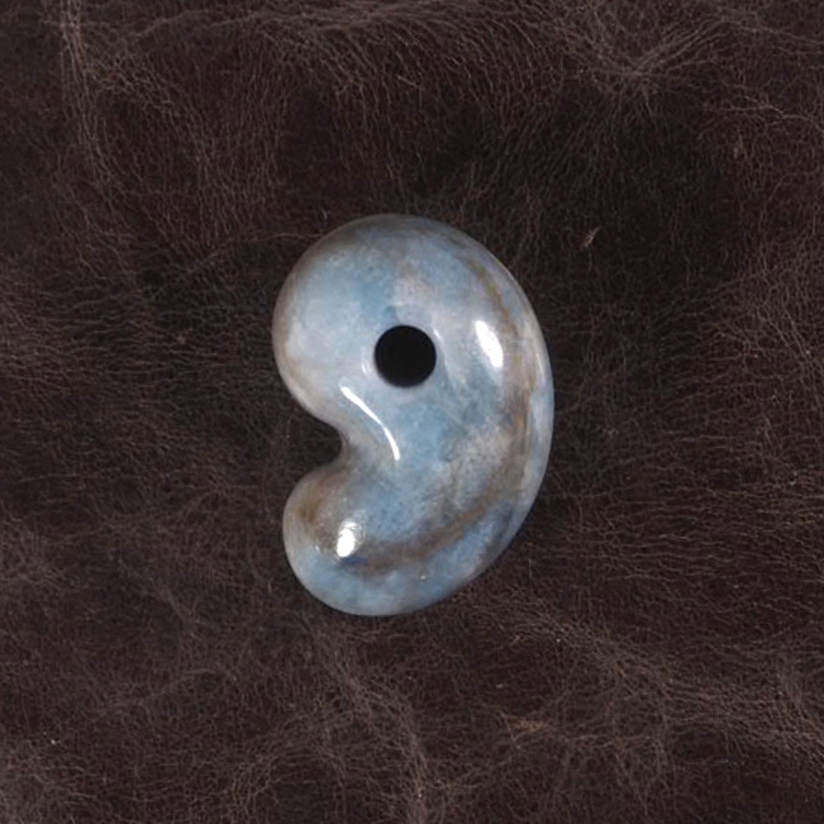 糸魚川翡翠 コン沢 青翡翠 ゆるまがたま 勾玉 15.6g Itoigawa blue Jadeite Magatama | URUWA 工房 うるわ