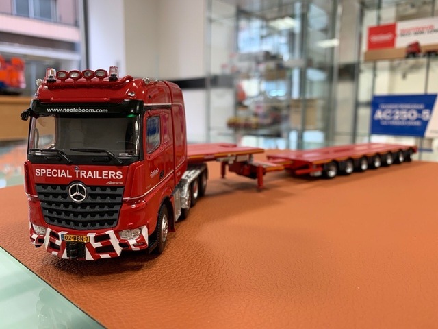 IMC　1/50　MERCEDES-BENZ AROCS BIGSPACE 8X4　/　NOOTEBOOM REDLINE7軸  セミローローダー