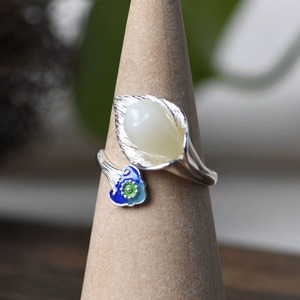 オランダカイウのリング - 七宝焼きの繊細な色合いと見事に調和！　R438