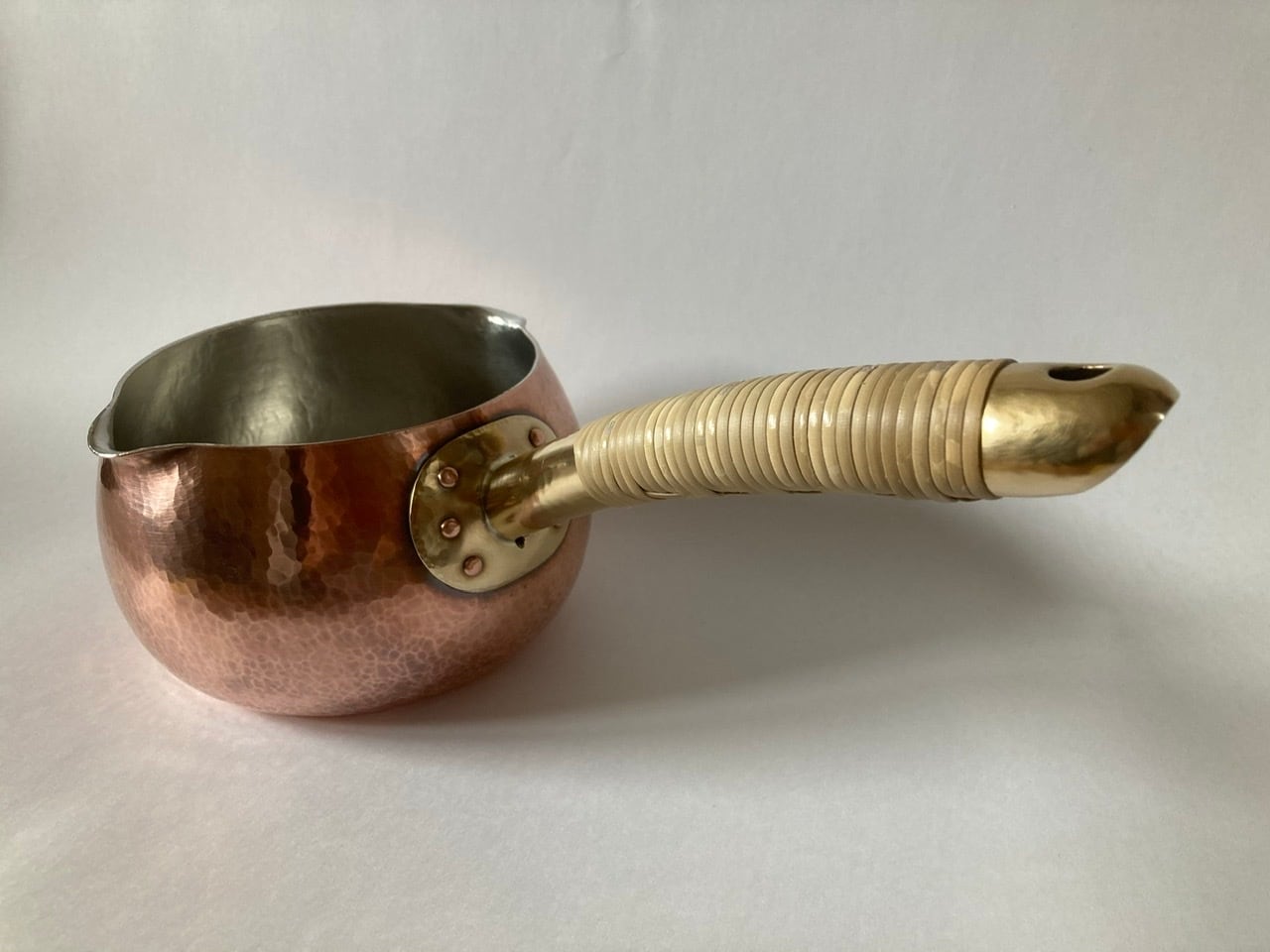 70-80s ヴィンテージ 未使用 純銅 槌目 両手鍋 竹巻きの取っ手 銅鍋 70-80s ヴィンテージ 未使用 純銅 槌目 両手鍋 竹巻きの取っ手 銅鍋